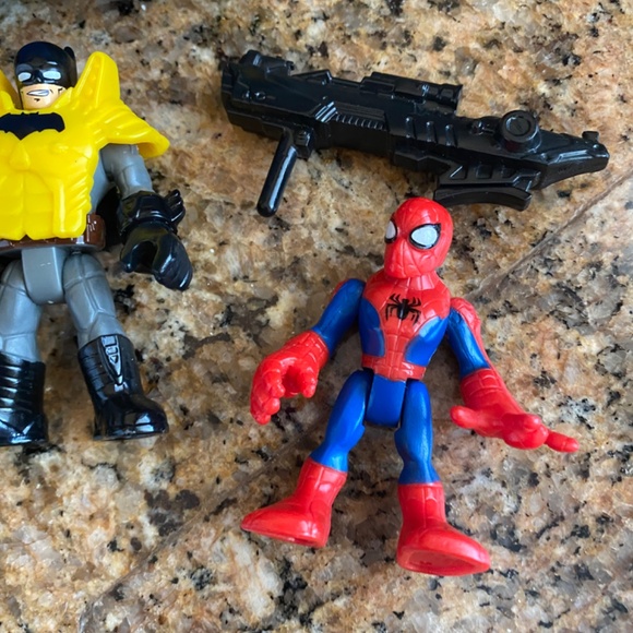 IMAGINEXT FISHER PRICE/HASBRO DC BATMAN W/SHIELD ROBIN SPIDER-MAN BAT CYCLE GUN - Picture 6 of 10